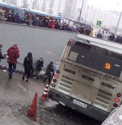 Ônibus invade calçada, atropela e mata pelo menos 4 pessoas em Moscou