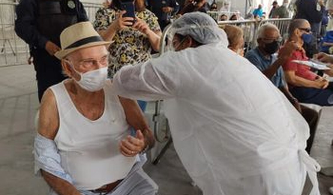 Covid-19: Vacinação para idosos a partir de 83 anos segue até sábado (13)