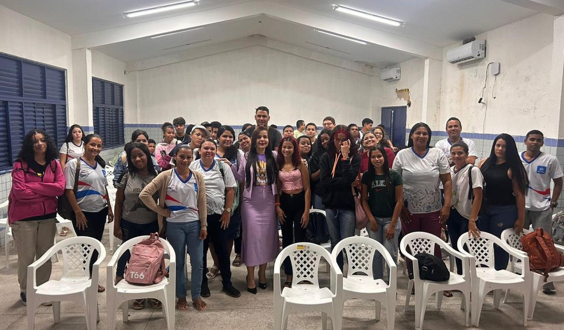 Agosto Lilás: delegada faz palestra para escola sobre Lei Maria da Penha