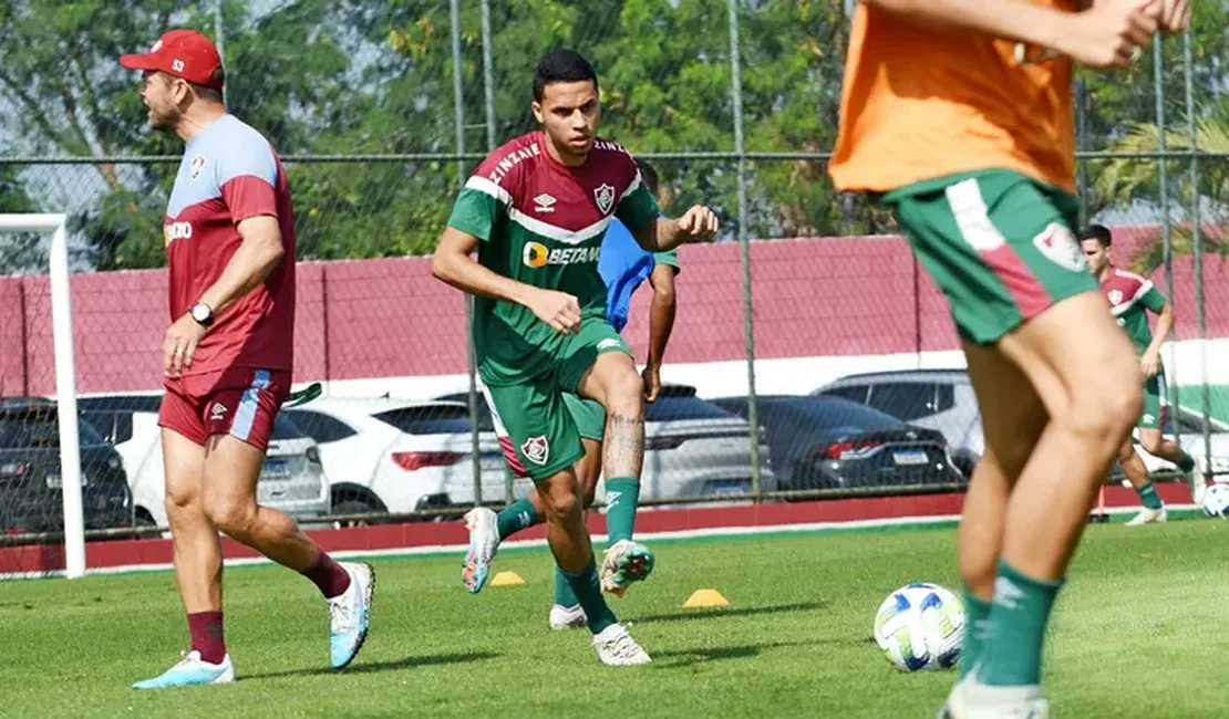 Alexsander volta a treinar com elenco do Fluminense e fica mais próximo de retorno