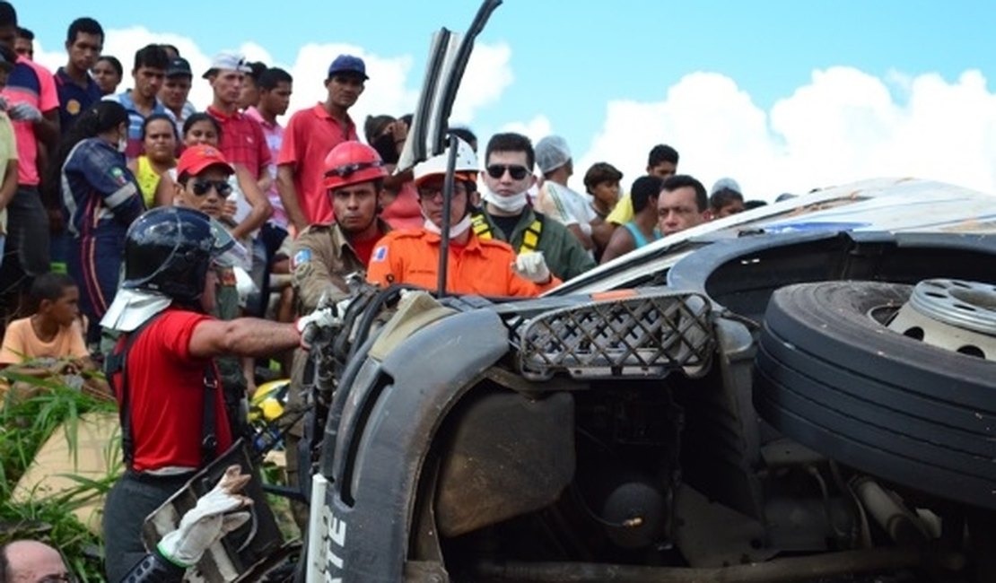 Carga de carreta é saqueada com motorista preso às ferragens; vítima foi socorrida em helicóptero