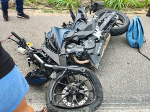 Colisão entre veículos deixa motoqueiro ferido na rodovia AL-105