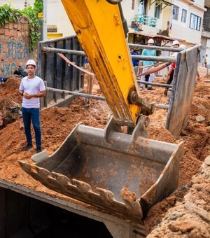 Prefeito Rodrigo Cunha vistoria obra de macrodrenagem da Grota do Ipanema