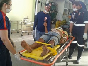 Condutor perde controle da moto e colide contra cerca