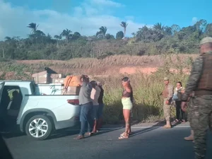 Polícia intercepta carro na BR-101 e prende dupla armada com drogas em São Miguel dos Campos
