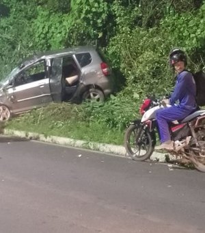 Motorista fica ferido após capotamento na ladeira de Fernão Velho, em Maceió