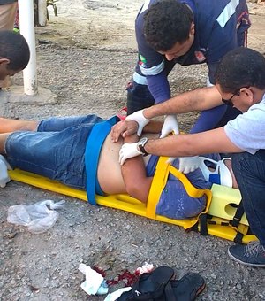 Duas pessoas ficam feridas após colisão contra placa de sinalização em Arapiraca 