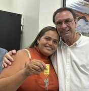 Luciano Barbosa se emociona ao entregar 38 casas no Residencial Mangabeiras