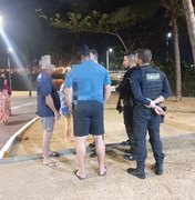 Homem é detido após surto e agressões contra familiares próximo à praia de Jatiúca