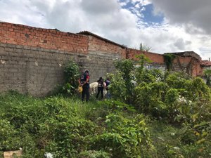 Populares encontram cadáver em terreno abandonado no bairro da Cambona
