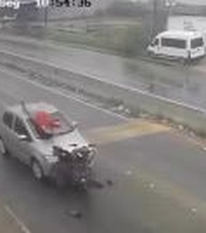 Motociclista sai andando após bater de frente com carro na contramão na AL-220