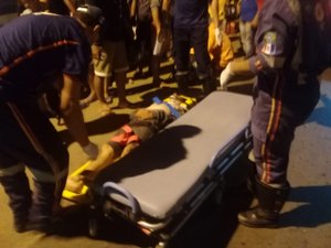 Caminhão tenta ultrapassar moto e provoca acidente