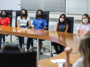 Dia da Menina tem roda de empoderamento com adolescentes da capital