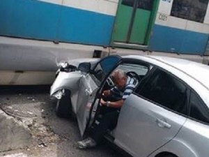 Veículo colide contra VLT de Maceio e deixa o trânsito lento
