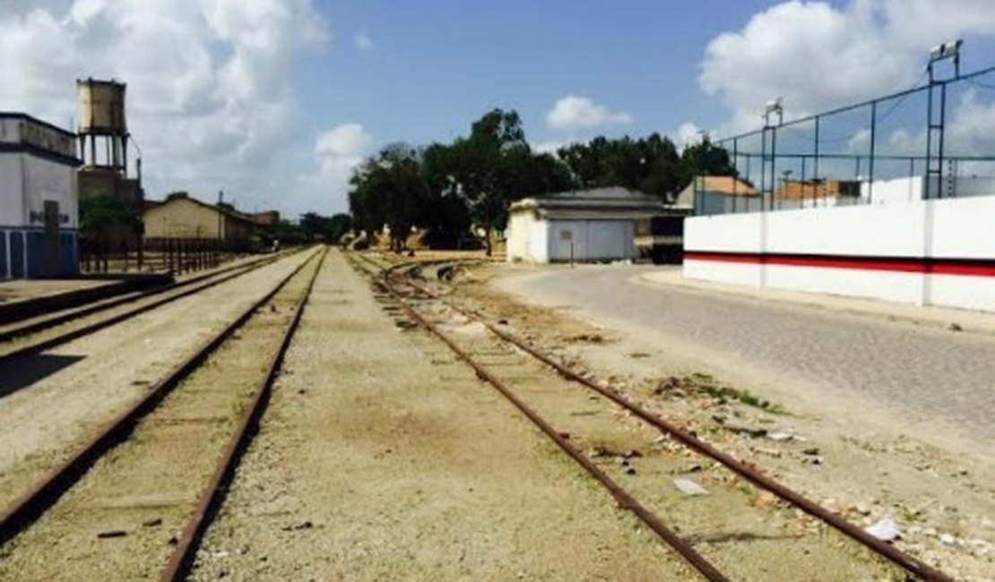 Prefeitura faz limpeza em linha férrea nas Cacimbas