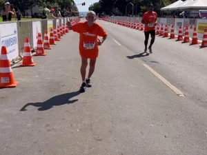 Idosa de 78 anos completa meia maratona em Brasília