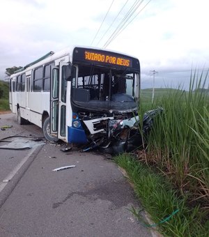 Colisão entre ônibus e carro deixa dois mortos na AL-105 em Porto Calvo