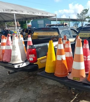 DMTT recolhe materiais utilizados para guardar vagas de estacionamento em Maceió