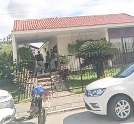 Bandidos armados invadem casa da mãe de prefeito no Centro de Pão de Açúcar