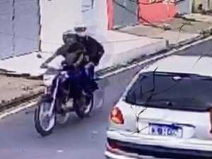 Homem sofre tentativa de assalto por dupla em moto enquanto pedalava