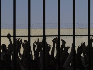 Bolsonaro diz que avançará em debate sobre valor de auxílio-reclusão