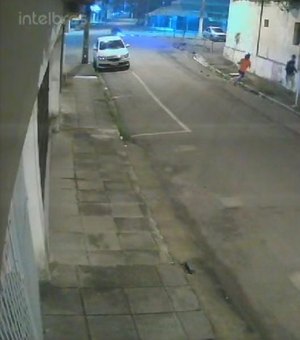 [Vídeo] Câmeras flagram correria e torcedor espancado e atingido por bomba em Maceió