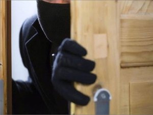 Homem invade casa e furta mochila com documentos e celular em Arapiraca