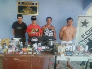 Polícia prende três e apreende menor por arrastão em loja de celular de Arapiraca