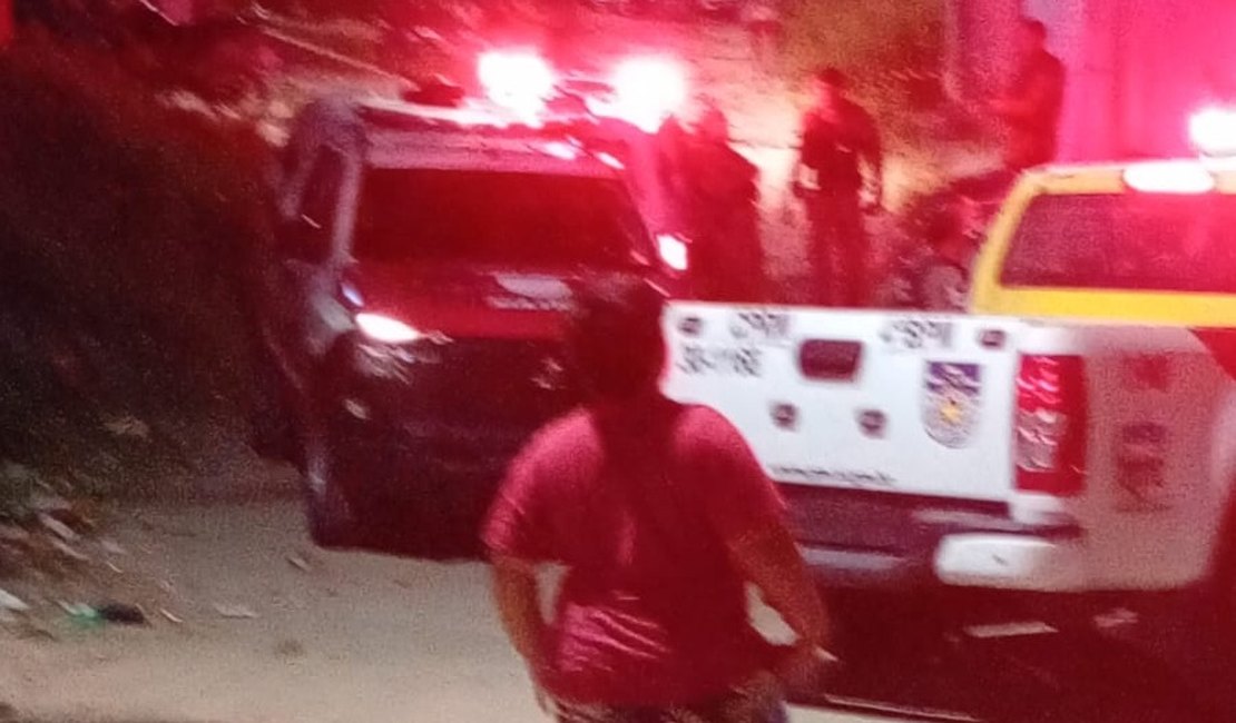 Homem é morto a tiros em via pública no bairro Rio Novo, em Maceió