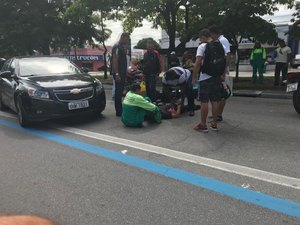 Pedestres são atropelados por motocicleta na Av. Fernandes Lima