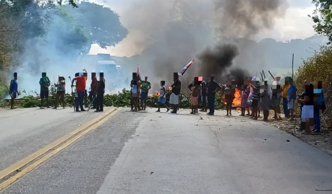 Moradores voltam a protestar na BR-104, em Messias, contra ordem de despejo