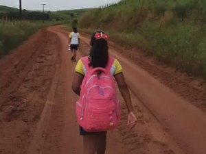 Mulher caminha 5 km com criança de colo e duas meninas por falta de transporte da Prefeitura de Campestre