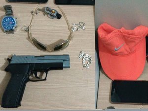 Dupla é presa após anunciar assalto e roubar passageiros de transporte coletivo