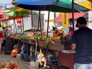 Comerciantes em Maceió desrespeitam lei municipal obstruindo a passagem de pedestres