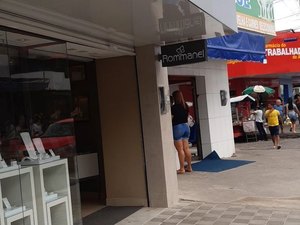 Mulher é detida após tentar roubar anel em joalheria no Jacintinho