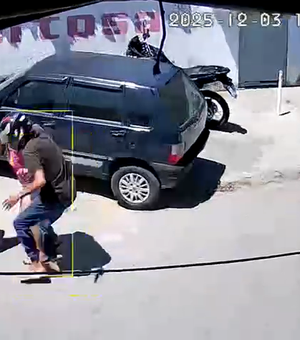 [Vídeo] Mulher é assaltada enquanto caminhava com criança no bairro Feitosa