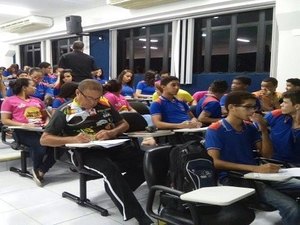 Mais de mil estudantes da rede estadual revisam conteúdo para o Enem