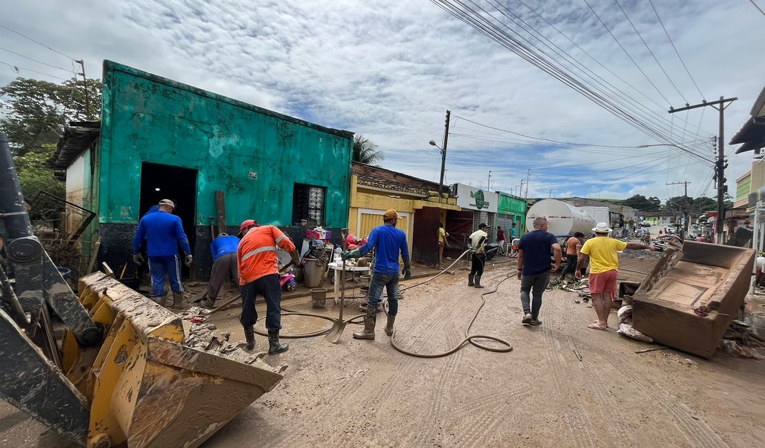 Limpeza das ruas e abrigos: Prefeitura de Atalaia segue trabalhando para minimizar os impactos causados pelas chuvas