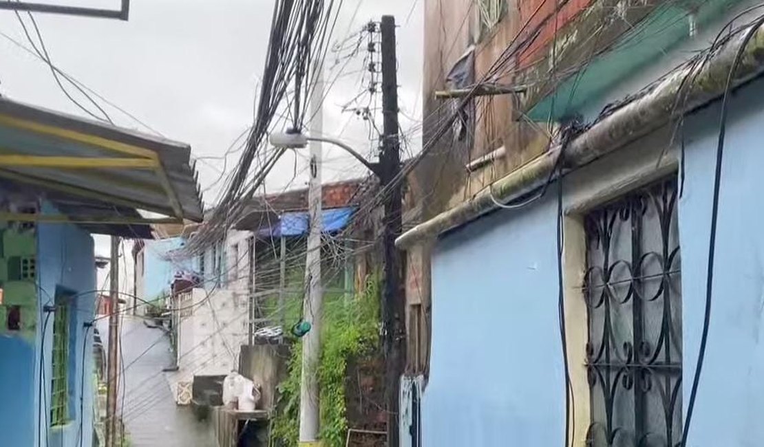 Fiação de poste pega fogo no bairro do Jacintinho, em Maceió