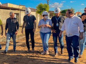 Prefeito vistoria obras de pavimentação no bairro Nova Esperança