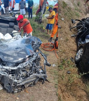Mulher fica presa às ferragens após colisão entre caminhão e carro em Piaçabuçu