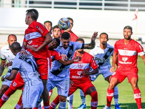 CRB supera desfalques por covid-19 e vence Ponte Preta no Rei Pelé