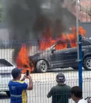 [Vídeo] Carro é tomado pelo fogo em estacionamento de supermercado em Arapiraca
