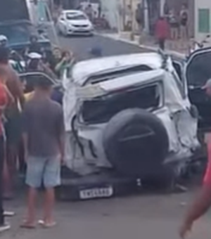 Motorista perde controle da direção e colide contra árvore e poste em Feira Grande