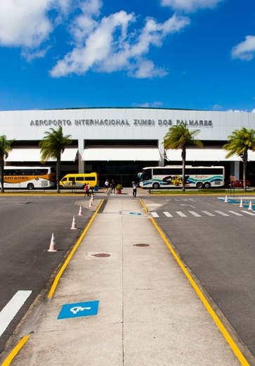 Mulher é presa ao tentar embarcar com passagem em nome de comissária de bordo em Maceió