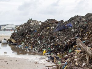 Mais de 400 toneladas de lixo são recolhidas no Salgadinho e na Praia da Avenida