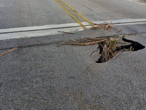 Buraco se abre na cabeceira da Ponte sobre o Rio São Miguel; DER descarta riscos