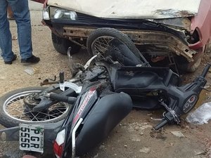 Mulher gestante e marido ficam feridos após colisão entre carro e moto