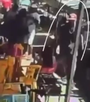 Câmera de segurança mostra suspeito de homicídio entrando em bar de Delmiro Gouveia