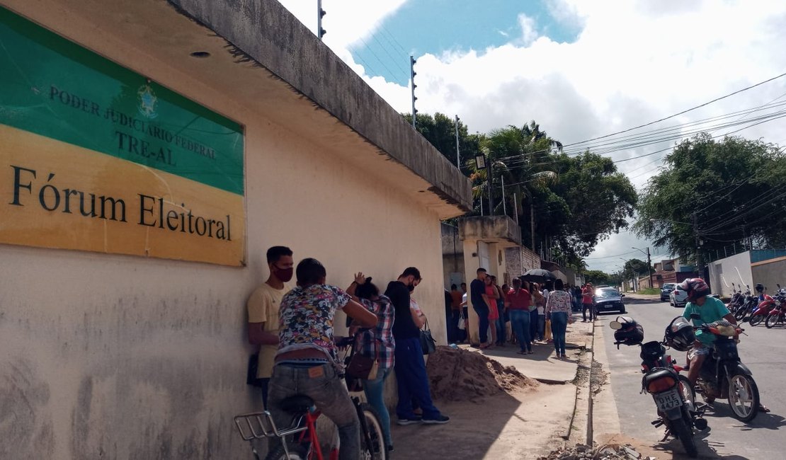 Véspera de prazo para regularização e emissão de título de eleitor gera fila imensa no Fórum Eleitoral de Arapiraca